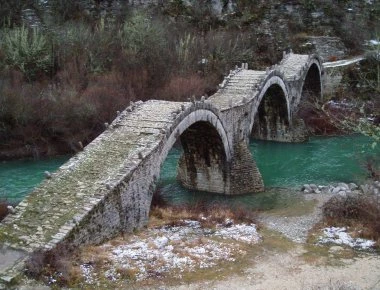 Κινδυνεύει να καταρρεύσει το γεφύρι του Πλακίδα στο Ζαγόρι